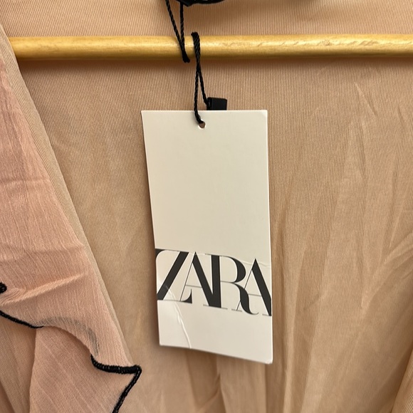 Effortless fancy dress with low neck ruffles bell sleeves and size small - Picture 4 of 4